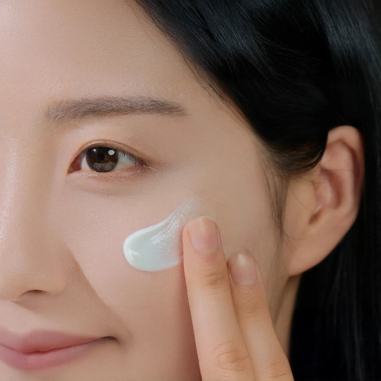 [SKIN1004] Madagascar Centella Water - Fit Sun Serum SPF50+ PA++++ (50ml) de SKIN1004 | Skincare disponible en kosmic